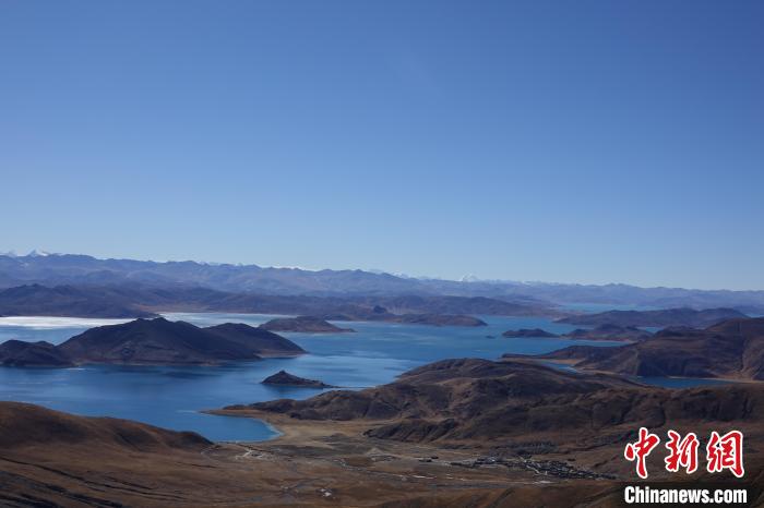 冬日羊卓雍措：湖水湛藍，如詩如畫