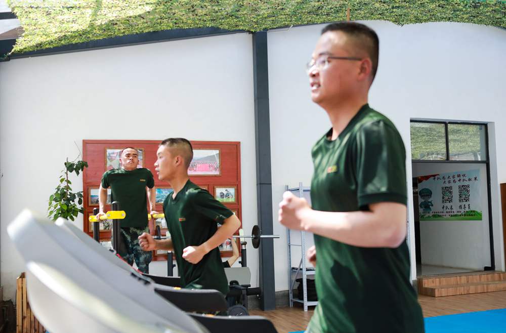 官兵正在新配發(fā)的跑步機(jī)上運(yùn)動(dòng)。
