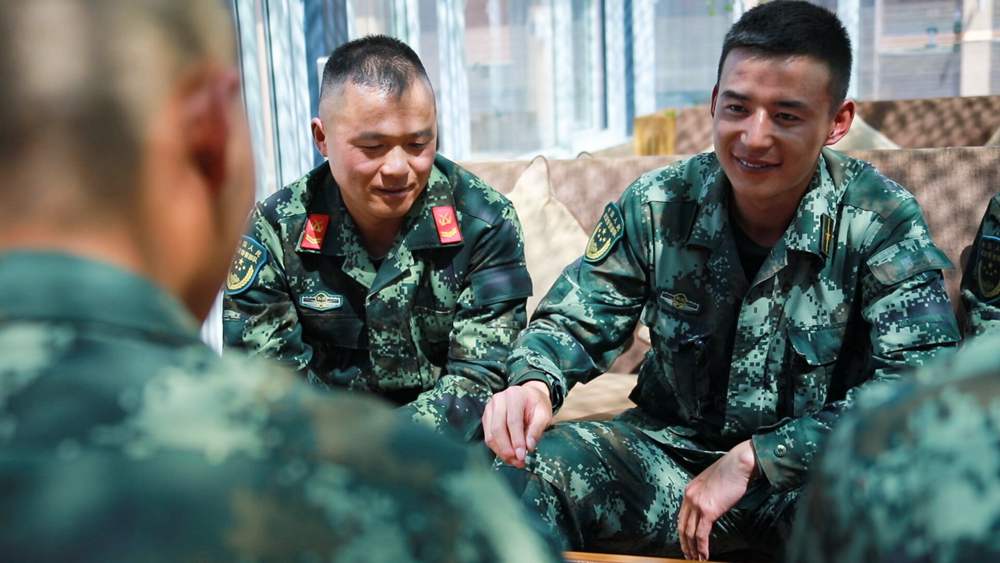 官兵正在陽光棚內(nèi)優(yōu)雅的環(huán)境中下象棋。