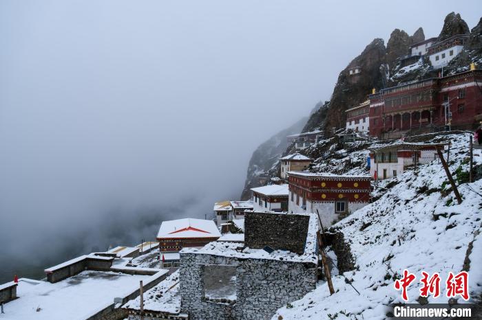 位于孜珠山頂?shù)乃聫R被云霧環(huán)繞，猶如仙境。　江飛波 攝