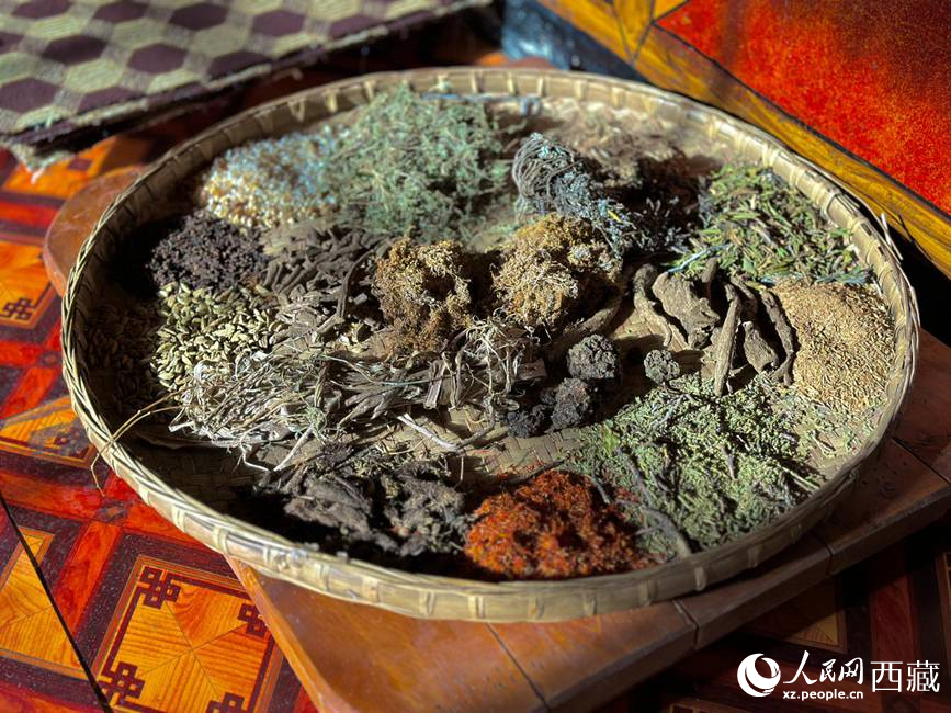 制作藏香的草本原料。人民網(wǎng)記者 次仁羅布攝
