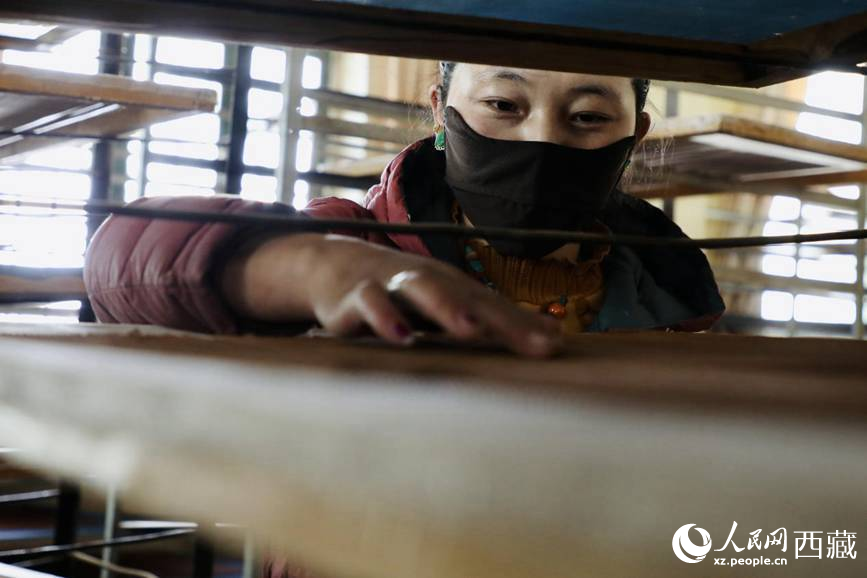 晾曬制作好的藏香。人民網(wǎng)記者 次仁羅布攝