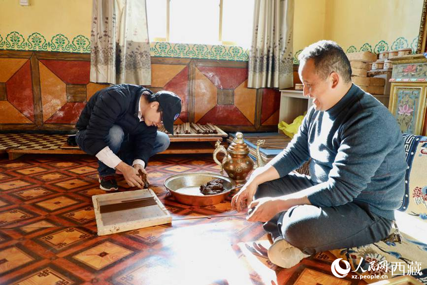 游客正在學(xué)習(xí)制作藏香。人民網(wǎng) 記者次仁羅布攝
