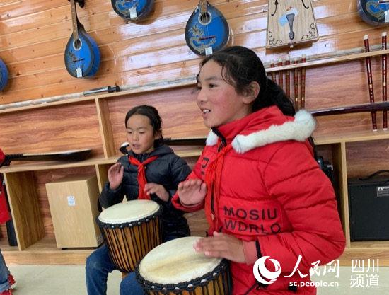 民族樂器興趣小組的學(xué)生們正在練習(xí)音樂。（高婉汀 攝）