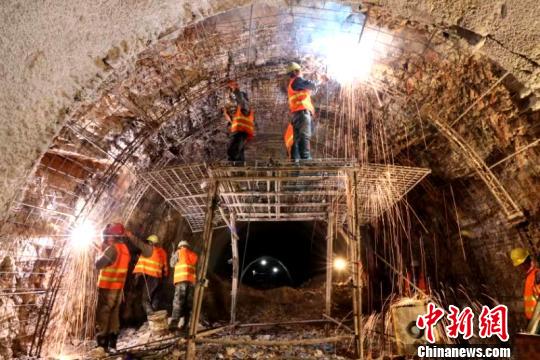 圖為施工人員正在進行隧道支護焊接作業(yè)。　陳暢 攝