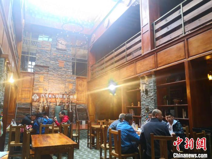 圖為扎尕那的藏式民宿酒店中，游客正在用餐?！∈缝o靜 攝
