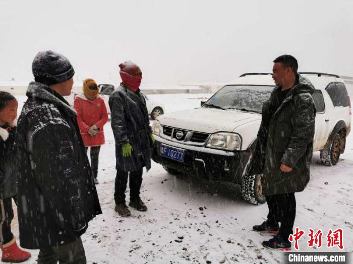 圖為扎西鬧吾(右一)與當(dāng)?shù)啬翍艚徽?。郵儲(chǔ)銀行青海省分行供圖