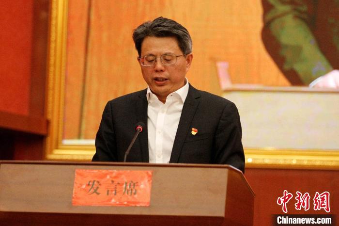 圖為果洛州委常委、副州長、上海市援青聯(lián)絡組組長馮志勇總結對口支援十年工作?！」逯菸麄鞑抗﹫D 攝