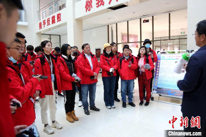 圖為中外媒體采訪三江源國(guó)家公園瀾滄江源園區(qū)生態(tài)保護(hù)成效?！?zhí)砀?攝