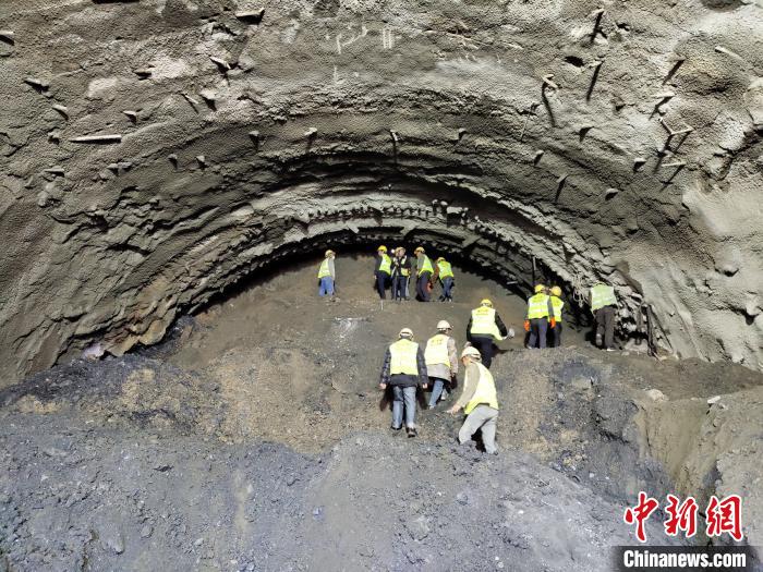 圖為久馬高速查針梁子隧道施工現(xiàn)場?！⊥貔i 攝