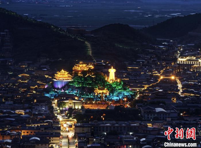 圖為滇藏茶馬古道重鎮(zhèn)獨(dú)克宗古城已成為知名旅游景點(diǎn)。　和曉燕 攝