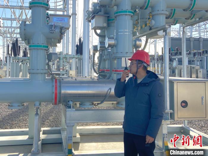 圖為國網(wǎng)青海檢修公司專業(yè)人員在沙柳變電站驗(yàn)收設(shè)備?！√岂?攝