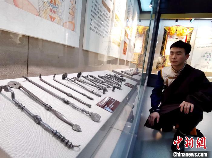 圖為陳展的藏醫(yī)手術(shù)器械。　張?zhí)砀?攝