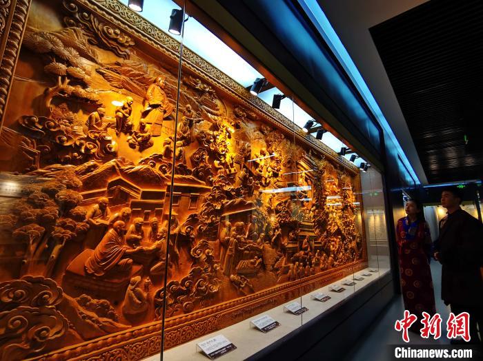 圖為青海大學(xué)民族醫(yī)學(xué)博物館陳展的歷代知名藏醫(yī)浮雕?！?zhí)砀?攝