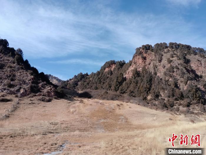 圖為坎布拉外圍地區(qū)的古火山口。孫揚(yáng)益 供圖 孫揚(yáng)益 供圖 攝