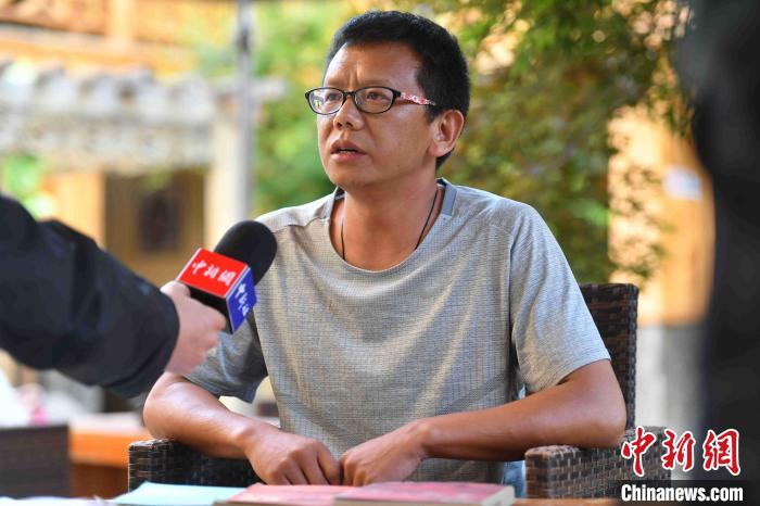 圖為和澗秋接受記者采訪?！⑷疥?攝
