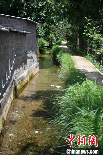 圖為至今仍在流淌的楚援溝?！⑷疥?攝