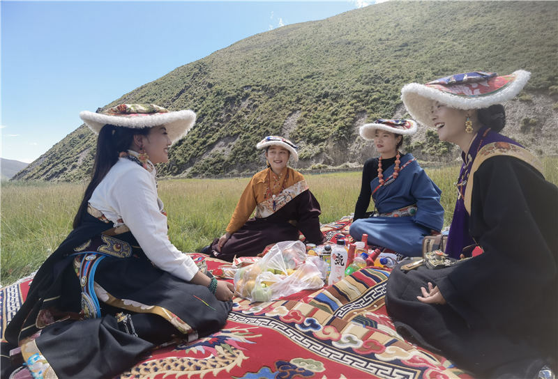 拉姆和她的朋友們在砂場修復(fù)點(diǎn)耍壩子。甘孜州石渠生態(tài)環(huán)境局供圖
