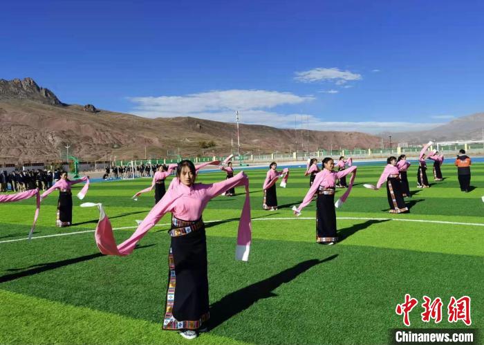圖為青海師范大學(xué)附屬玉樹實驗學(xué)校學(xué)生在綠茵場跳起囊謙古舞—卓根瑪?！“讋?攝