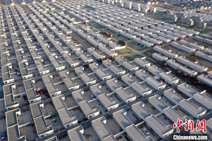 圖為蘭州新區(qū)移民安置區(qū)?！《P 攝