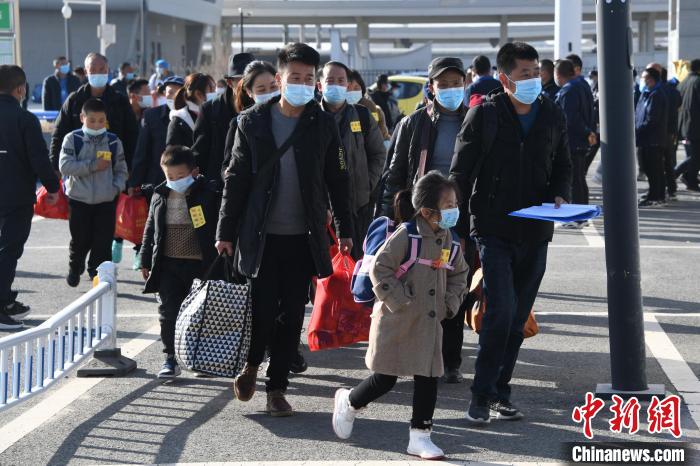 圖為搬遷民眾剛出火車站。　丁凱 攝