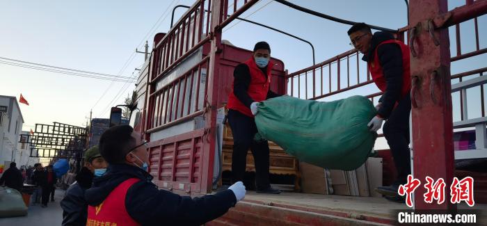 圖為志愿者幫忙搬運(yùn)家具等物資。　魏建軍 攝