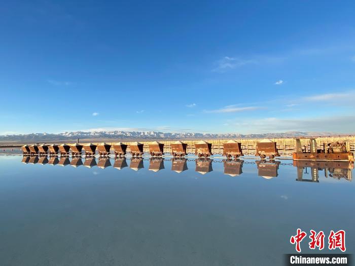 圖為小火車倒影在湖中，湖面如圖明鏡一般。　馬翔 攝