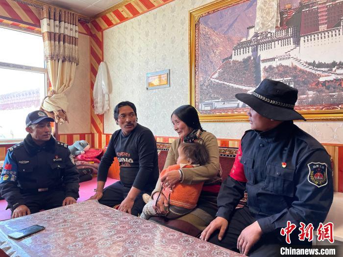圖為派出所民警和義警入戶了解情況?！∑罾C娟 攝