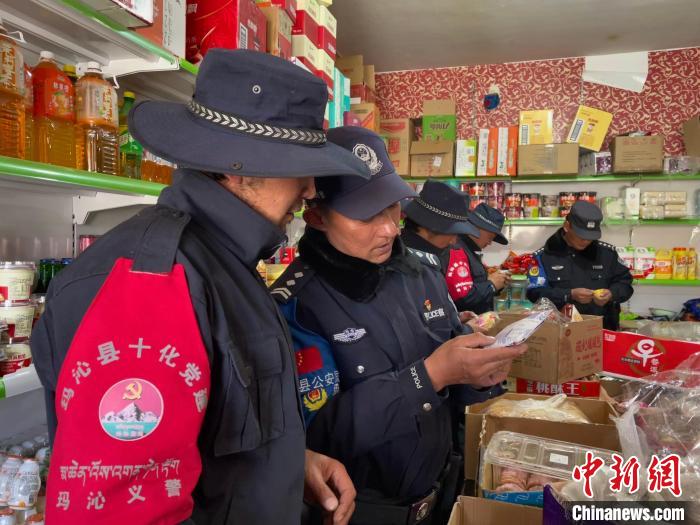 圖為派出所民警和義警對(duì)沿街店鋪檢查?！∑罾C娟 攝
