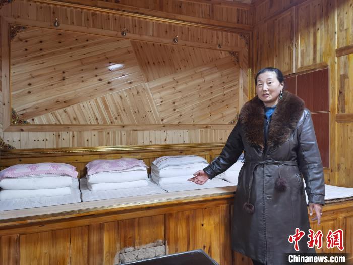 圖為德吉村村民鬧尖措介紹自家農(nóng)家樂(lè)?！∑钤鲚?攝