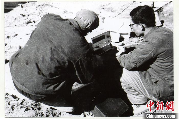 中鐵西北院科技工作者在風火山觀測站收集儀表數據。(資料圖) 中鐵西北科學研究院供圖