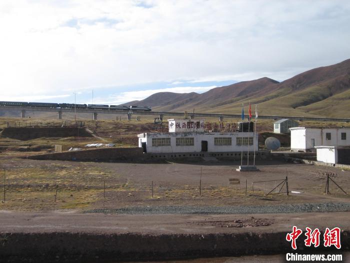 圖為青藏鐵路通車后列車經過中鐵西北院風火山觀測站。(資料圖) 中鐵西北科學研究院供圖