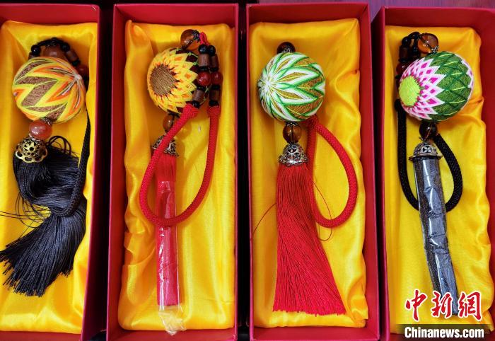 圖為藏繡手工藝品?！∑钤鲚?攝