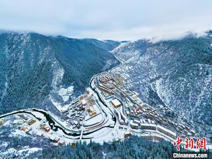 壤塘的雪后美景?！∪捞量h融媒體中心供圖