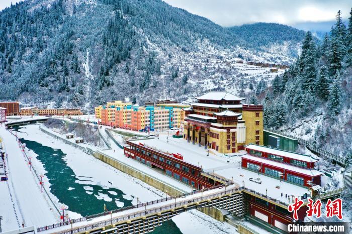 壤塘的雪后美景?！∪捞量h融媒體中心供圖