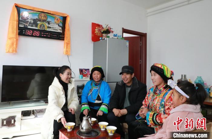 新家是兩層小樓房，一樓布置得充滿現(xiàn)代感，喝著藏式奶茶，一家人聊著今年春節(jié)怎么過?！《∷?攝