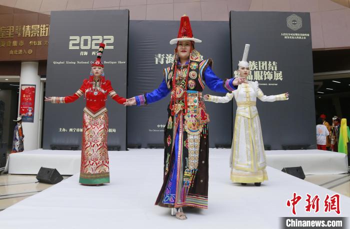 圖為模特展示蒙古族服飾?！●R銘言 攝