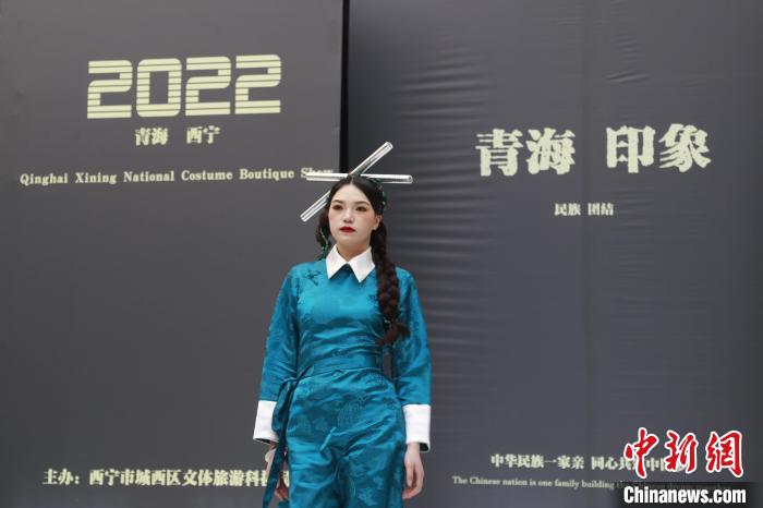 圖為模特展示少數(shù)民族服飾?！●R銘言 攝