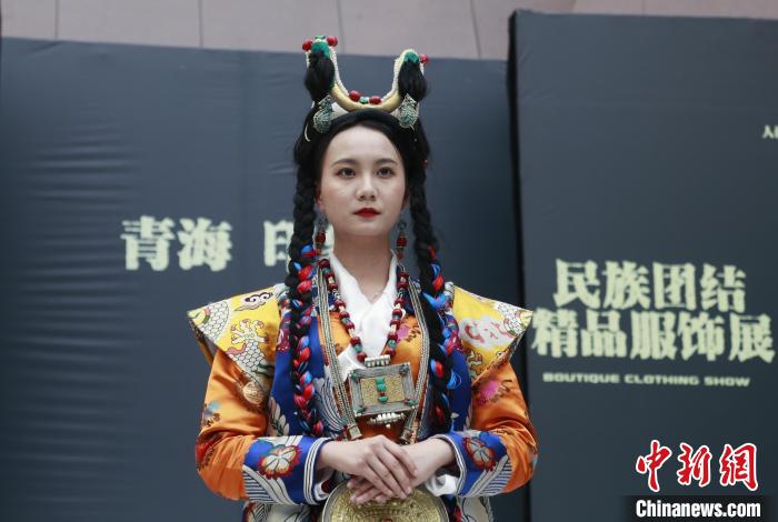 圖為模特展示藏族服飾。　馬銘言 攝