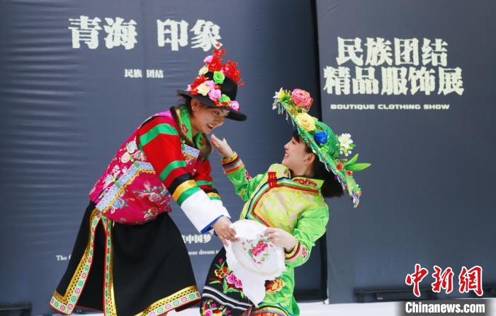 圖為模特身穿土族服飾進(jìn)行“土族刺繡”表演?！●R銘言 攝