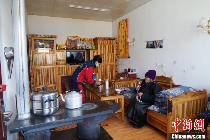 圖為敬老院護(hù)工為老人打掃屋內(nèi)衛(wèi)生?！●R銘言 攝