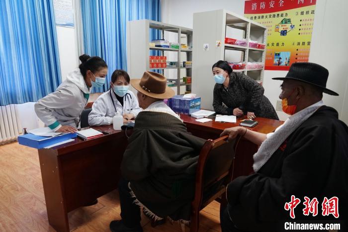 圖為骨科醫(yī)生為敬老院老人們進(jìn)行集中檢查。　馬銘言 攝