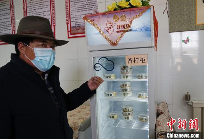 圖為敬老院院長(zhǎng)德高介紹，老人們的三餐均有留樣記錄?！●R銘言 攝
