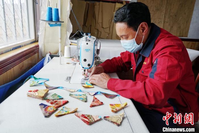 圖為工人正在制作藏式手工藝品?！●R銘言 攝