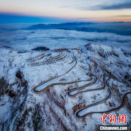 雪后的牛背山山頂和崎嶇的公路?！±顒P 攝