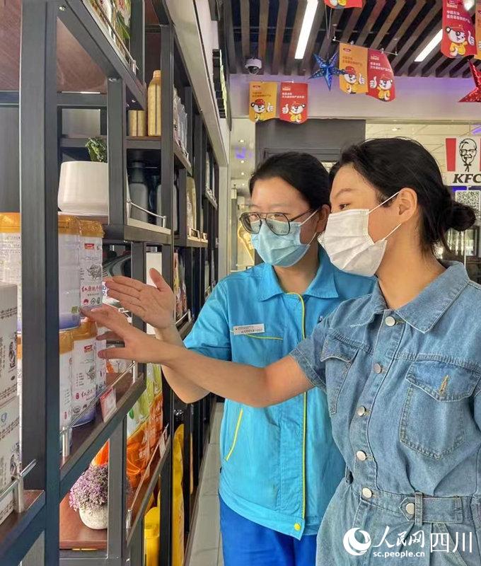 顧客可以在川內(nèi)中國(guó)石油加油站便利店內(nèi)選購(gòu)到品質(zhì)純正的紅原奶粉。張霞攝