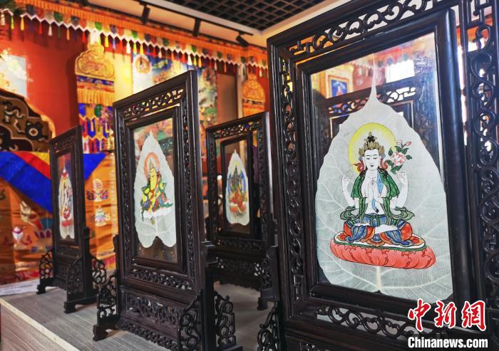 圖為久美尖措創(chuàng)作的藝術(shù)品?！?zhí)砀?攝