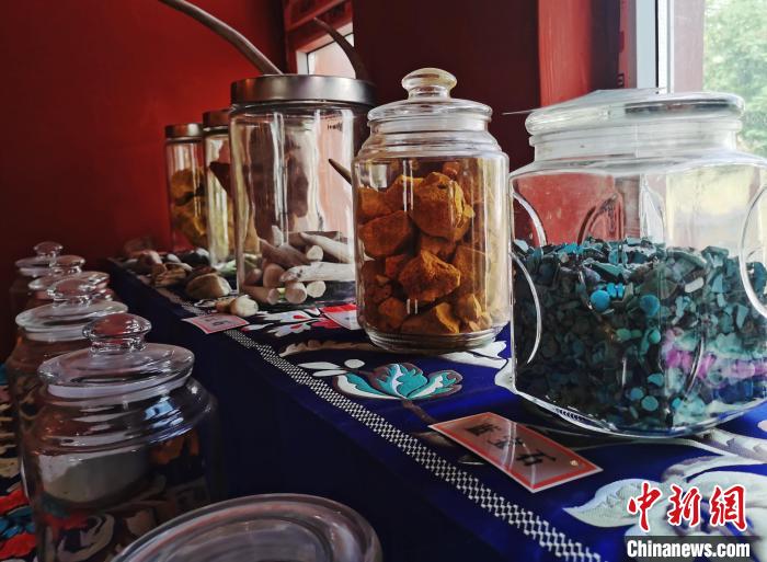 圖為唐卡繪畫礦物顏料展示?！?zhí)砀?攝