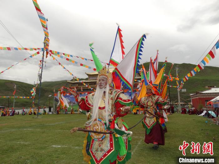 圖為演員進(jìn)行表演?！“喱斂h文體旅游廣電局 供圖