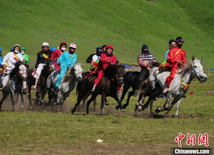 圖為選手進(jìn)行3000米賽馬比賽?！●R銘言 攝